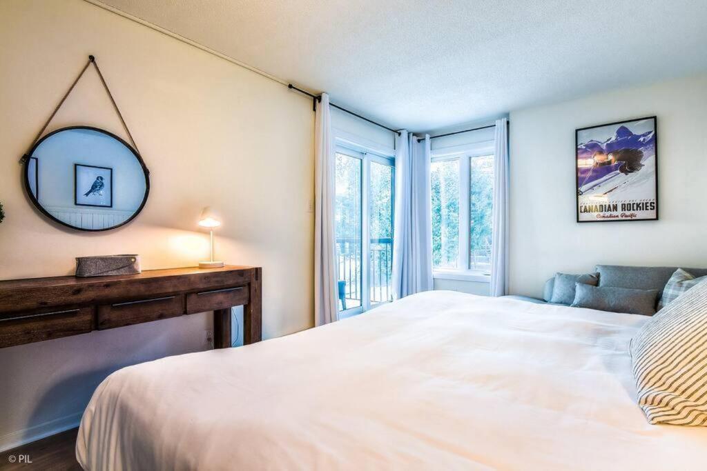Chic Mt-Tremblant Condo With View On The Lake By Denstays Mont-Tremblant Exterior photo